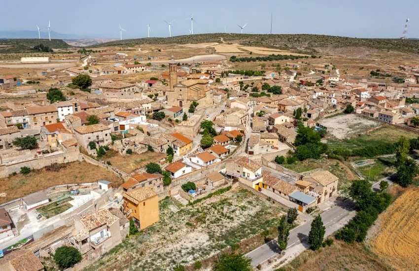 Vista aérea del casco urbano de Fuendetodos, escenario principal de las fiestas de San Bartolomé y punto de encuentro durante sus celebraciones tradicionales.