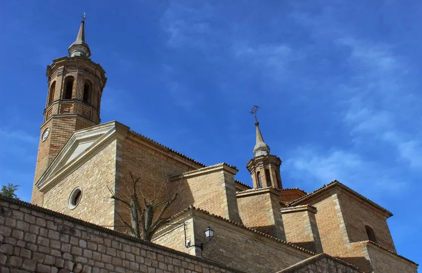 Vista de la iglesia parroquial de Fuendetodos, cerca de los principales parques en Fuendetodos y zonas de paseo del casco histórico.