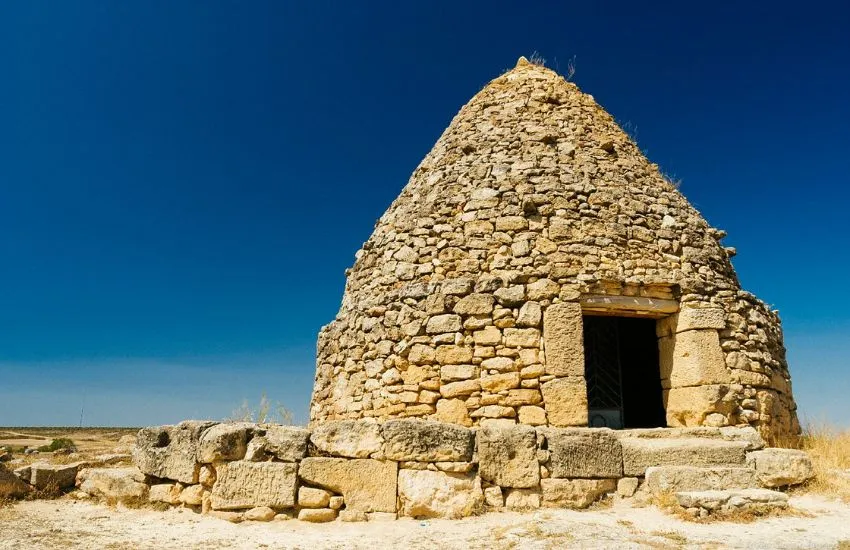 Nevero de piedra tradicional en el entorno natural de Fuendetodos, uno de los espacios más singulares que rodean los parques en Fuendetodos.