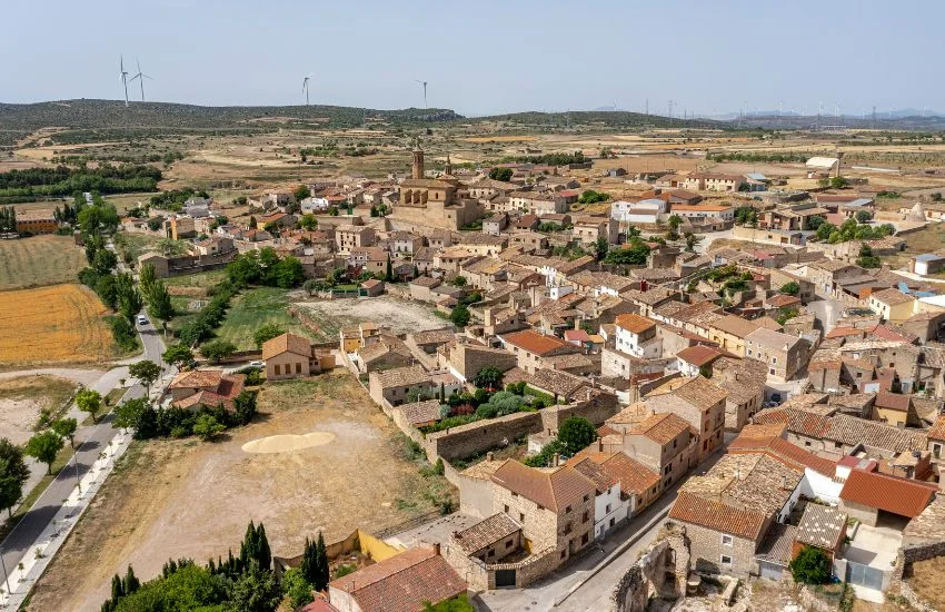 Vista aérea de Fuendetodos, rodeado de paisaje rural, patrimonio histórico y esencia tradicional aragonesa.