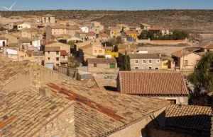 Paisaje natural de Aragón con embalse y arquitectura rural, reflejo del encanto de los pueblos de Aragón en plena naturaleza aragonesa.